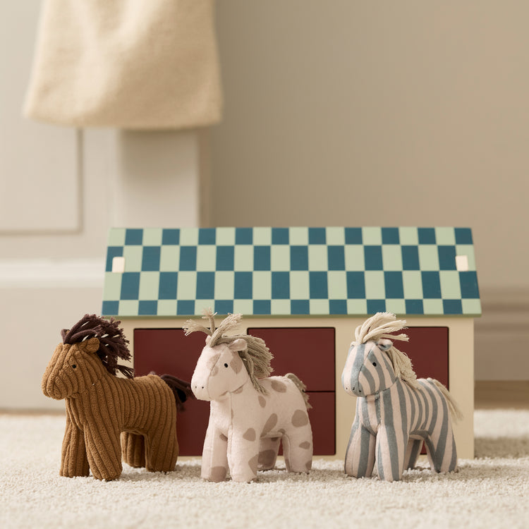 KIDS CONCEPT. Ξύλινος στάβλος με 3 αλογάκια