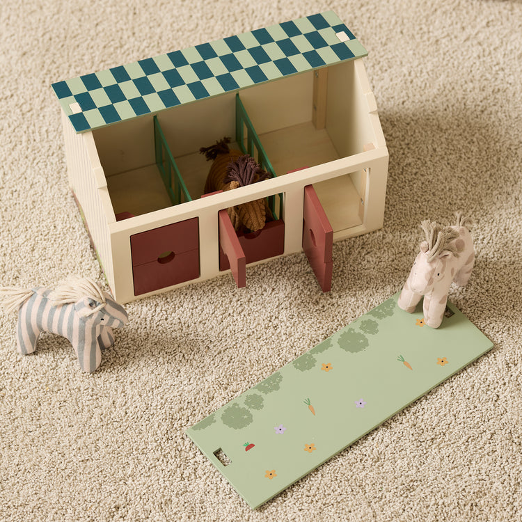 KIDS CONCEPT. Ξύλινος στάβλος με 3 αλογάκια