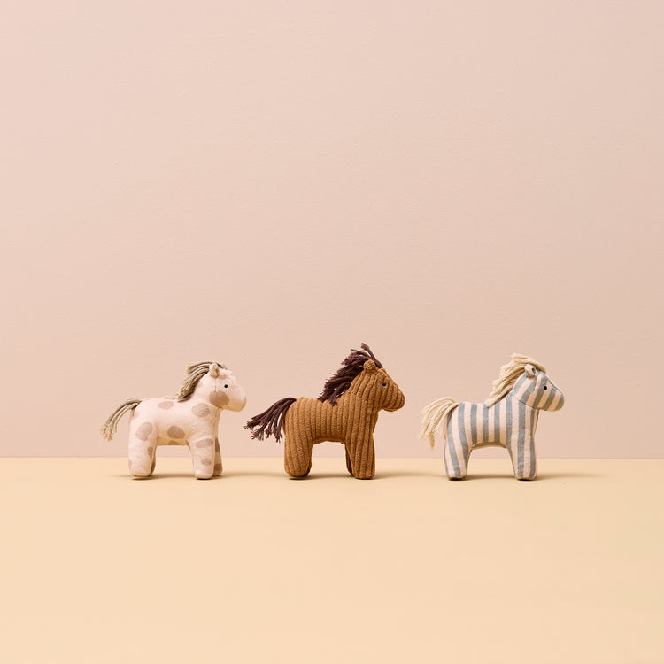 KIDS CONCEPT. Ξύλινος στάβλος με 3 αλογάκια