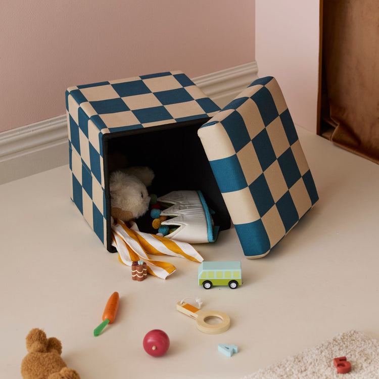 KIDS CONCEPT. Σκαμπό με αποθηκευτικό χώρο  30cm (πετρόλ-λευκό καρό)