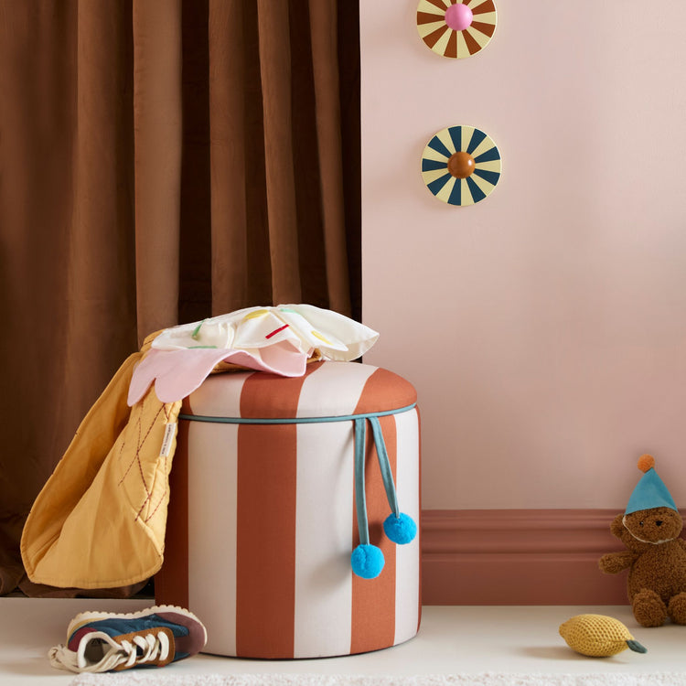 KIDS CONCEPT. Σκαμπό με αποθηκευτικό χώρο (καφέ ριγέ)