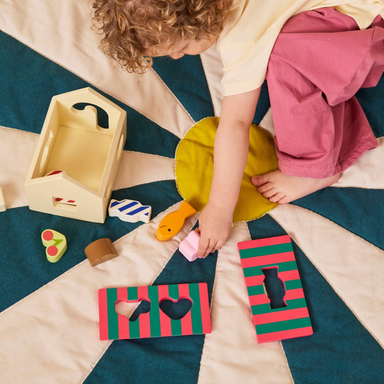 KIDS CONCEPT. Ξύλινο παιχνίδι ταξινόμησης σχημάτων σε σχήμα σπιτιού Swedish Candy