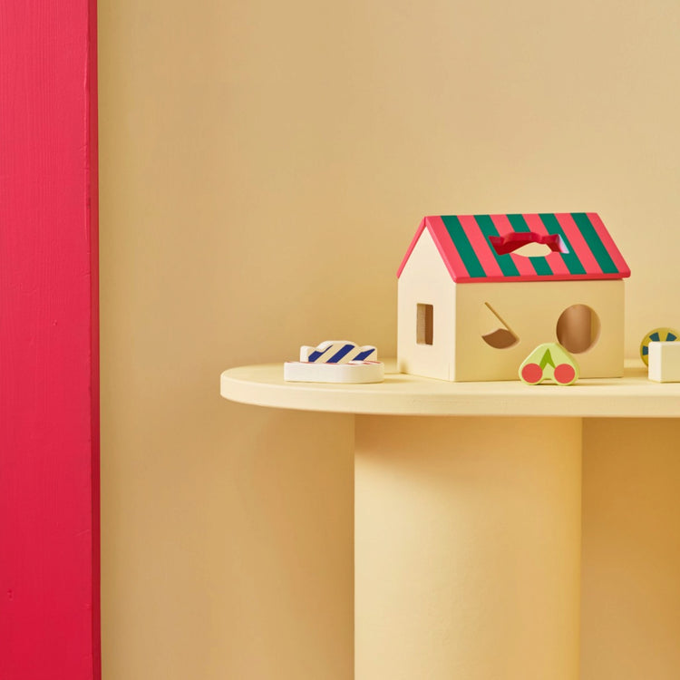 KIDS CONCEPT. Ξύλινο παιχνίδι ταξινόμησης σχημάτων σε σχήμα σπιτιού Swedish Candy