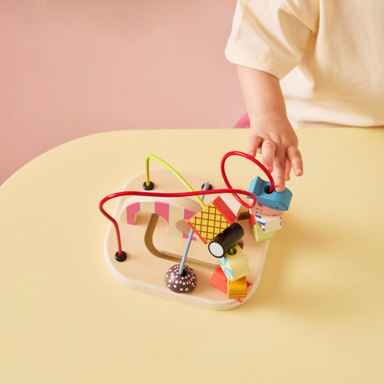 KIDS CONCEPT. Ξύλινος λαβύρινθος δραστηριοτήτων Swedish Candy