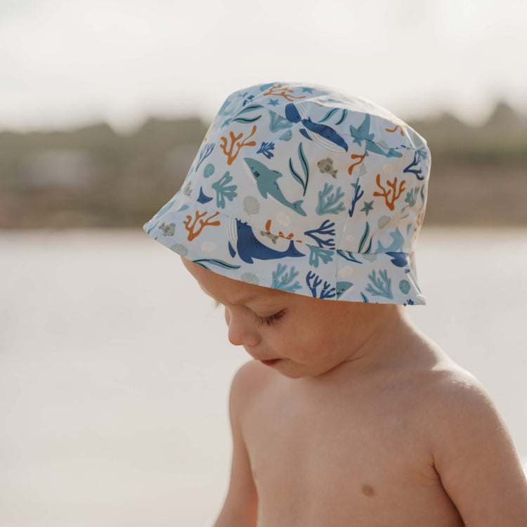 LITTLE DUTCH. Παιδικό καπέλο ήλιου διπλής όψης Honey Stripes / Ocean Dreams Blue - No 2