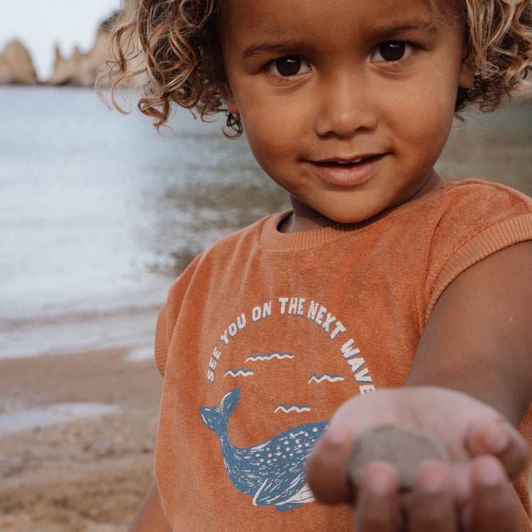 LITTLE DUTCH. Σετ αμάνικο μπλουζάκι και κοντό παντελονάκι πετσετέ Ocean World Brown