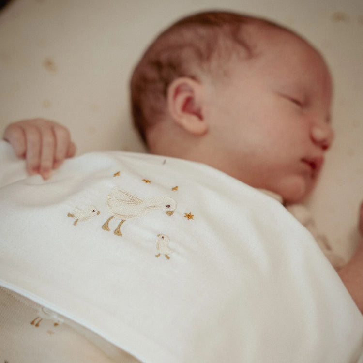 LITTLE DUTCH. Cot sheet embroidered Little Goose 110x140