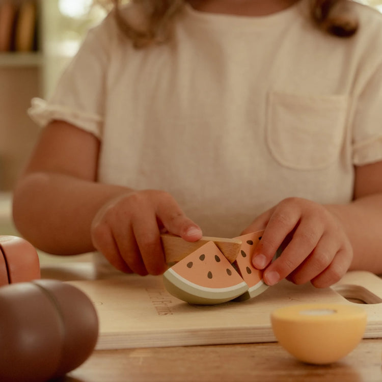 LITTLE DUTCH. Ξύλινος δίσκος κοπής με φρούτα FSC