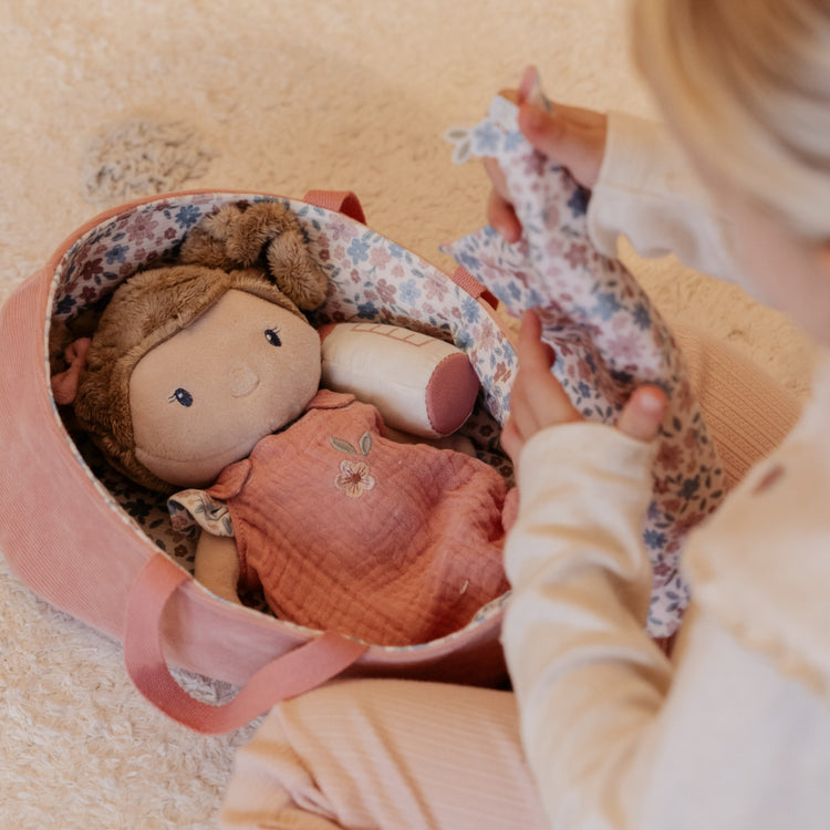 LITTLE DUTCH. Υφασμάτινο μωρό σε καλαθούνα Rosa (30 εκ.)