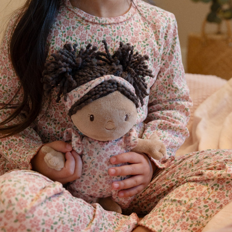 LITTLE DUTCH. Υφασμάτινο μωρό σε καλαθούνα Evi (30 εκ.)