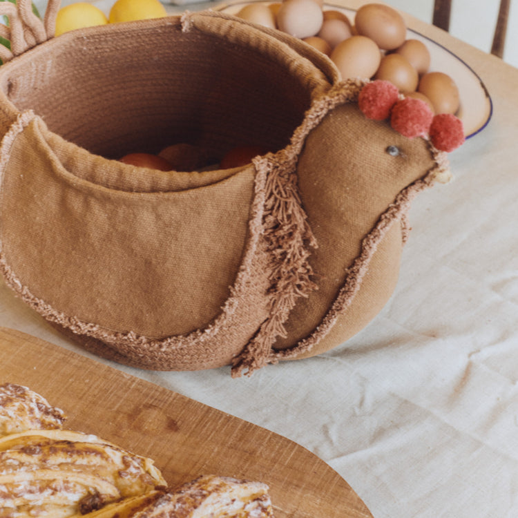 Lorena Canals. Basket Chicken Toffee