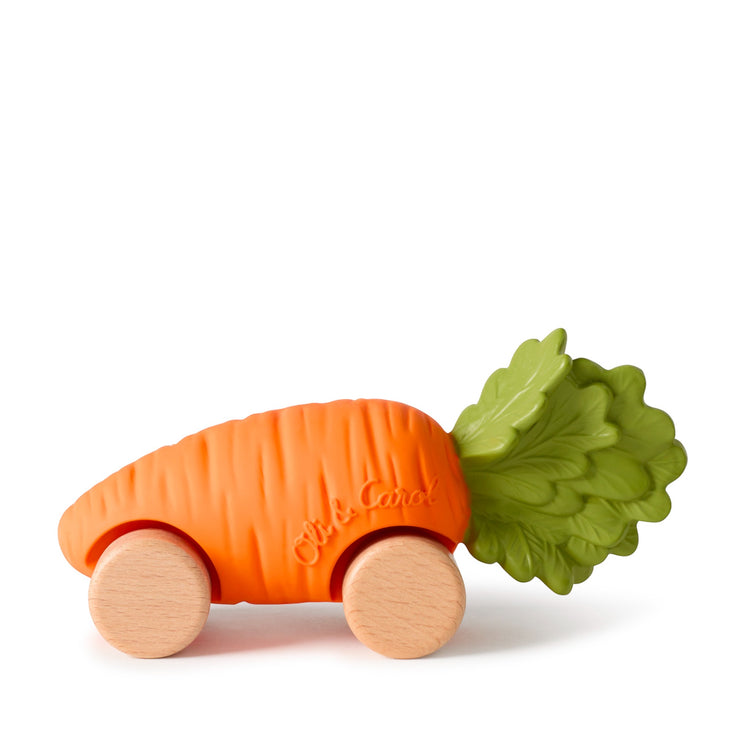 OLI&CAROL. Μασητικό αυτοκινητάκι από φυσικό καουτσούκ με ξύλινες ρόδες Καρότο