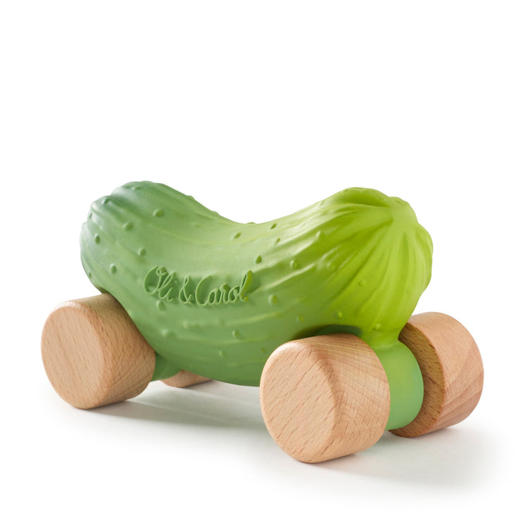 OLI&CAROL. Μασητικό αυτοκινητάκι από φυσικό καουτσούκ με ξύλινες ρόδες Αγγούρι