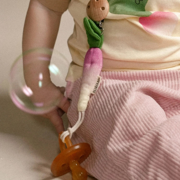 OLI&CAROL. Pacifier hanger Radish