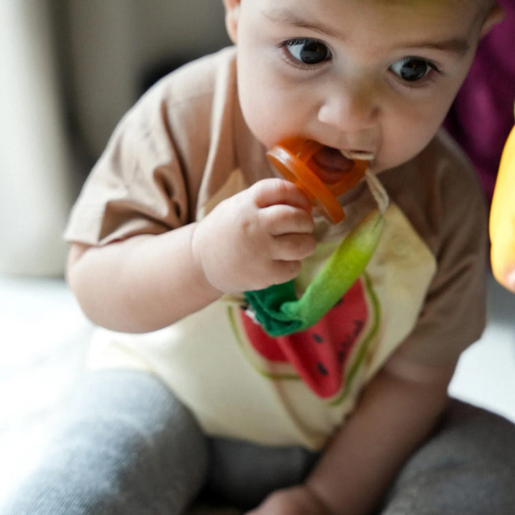 OLI&CAROL. Pacifier hanger Leek