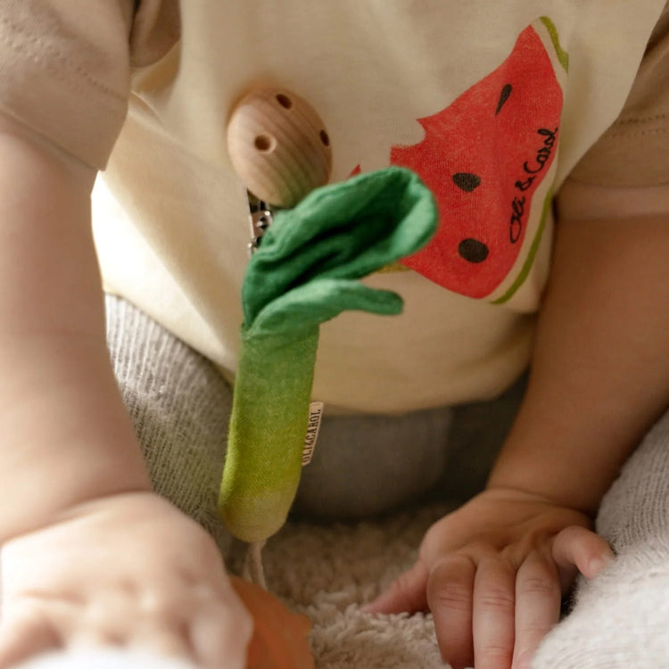 OLI&CAROL. Pacifier hanger Leek