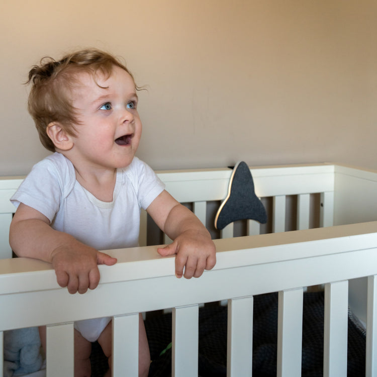 OLLIE&LEILA. Επιτοίχιο φωτιστικό νυχτός με λευκούς ήχους Διαστημόπλοιο