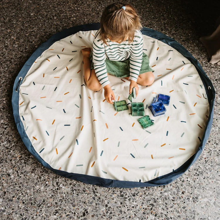 PLAY&GO. 2 in 1 storage bag and playmat. Confetti