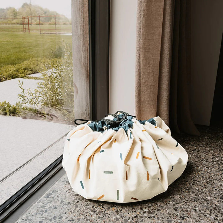 PLAY&GO. 2 in 1 storage bag and playmat. Confetti