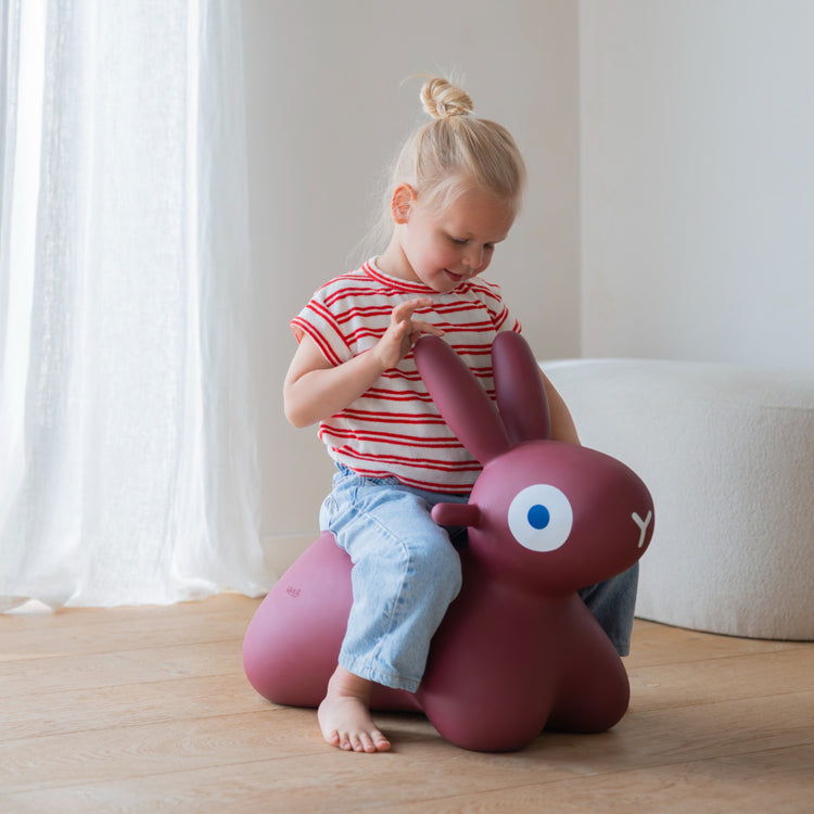 Quut. Hoppi bouncing Bunny burgundy