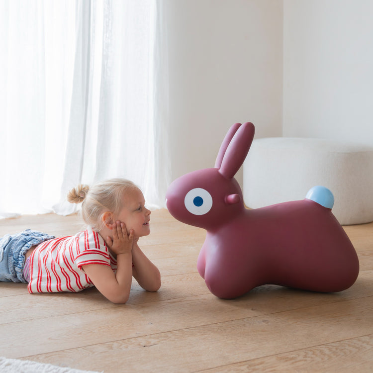 Quut. Hoppi bouncing Bunny burgundy