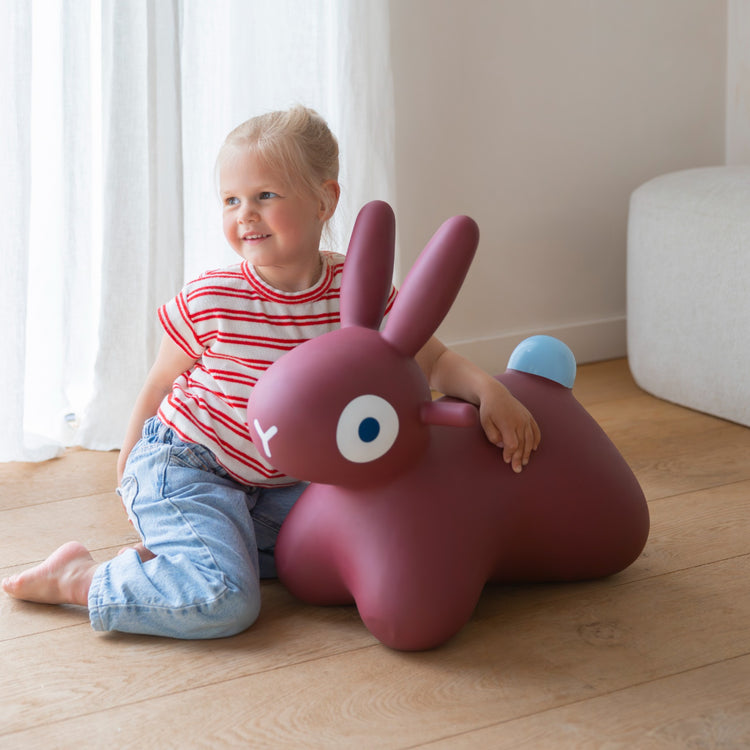 Quut. Hoppi bouncing Bunny burgundy