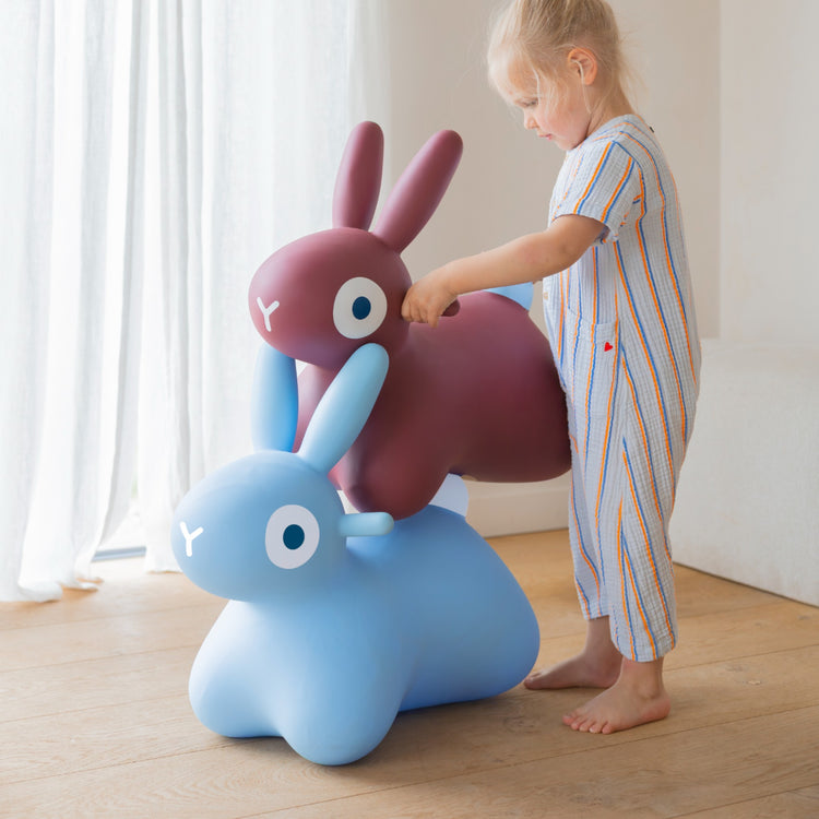 Quut. Hoppi bouncing Bunny burgundy