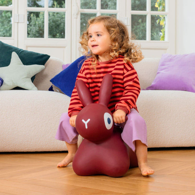 Quut. Hoppi bouncing Bunny burgundy