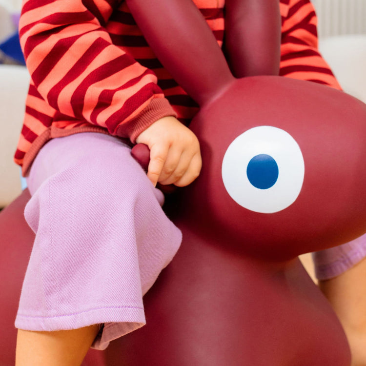 Quut. Hoppi bouncing Bunny burgundy