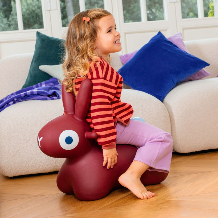 Quut. Hoppi bouncing Bunny burgundy