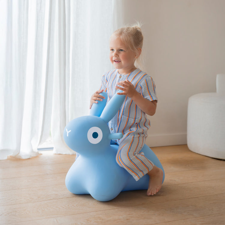 Quut. Hoppi bouncing Bunny blue