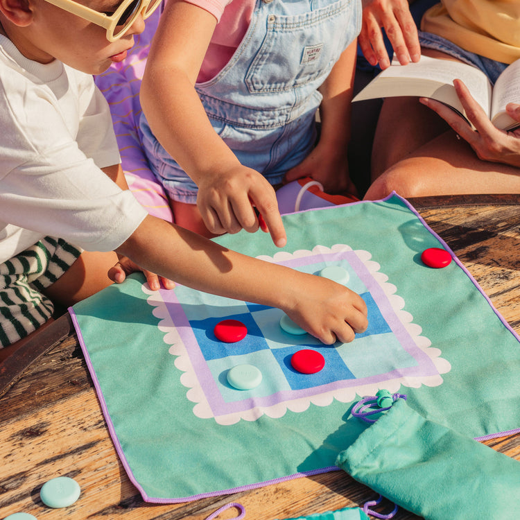 Quut. Travel Games Horse Game/Tic-tac-toe