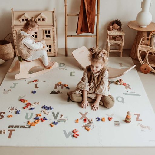 PLAY&GO. EEVAA playmat - puzzle - storage box - Alphabet