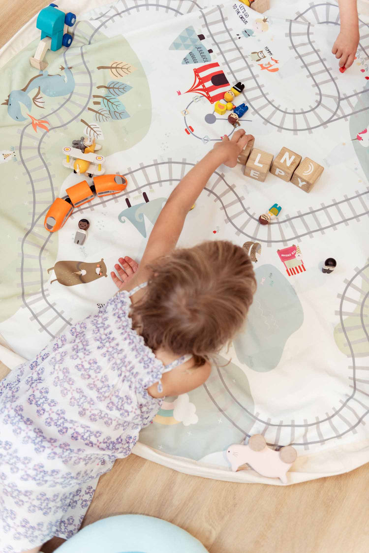 PLAY&GO. 2 in 1 storage bag and playmat. Trainmap/bears